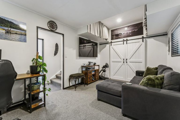 Photo of property in 2/22 Merton Avenue, Glenfield, Auckland, 0627