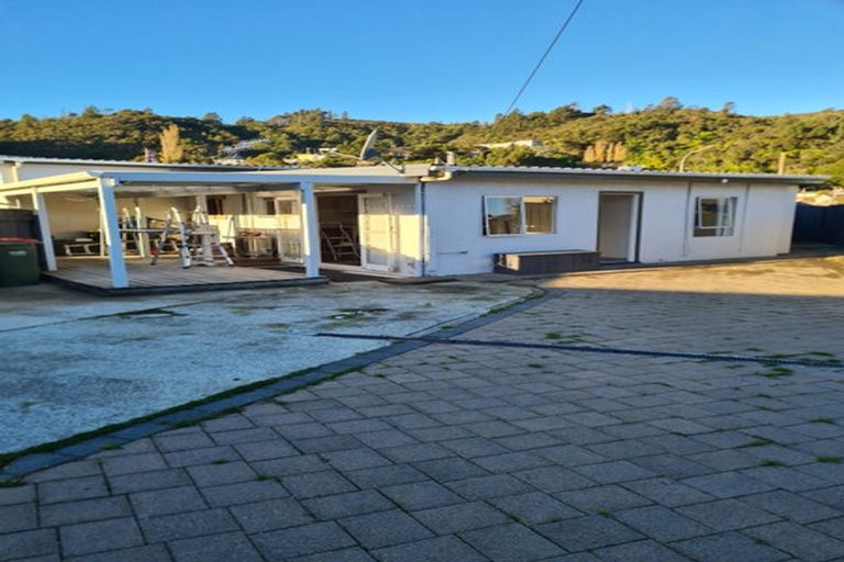 Photo of property in 52 Stokes Valley Road, Stokes Valley, Lower Hutt, 5019