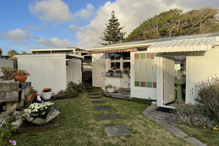 Photo of property in 21 Centreway Road, Port Waikato, 2695