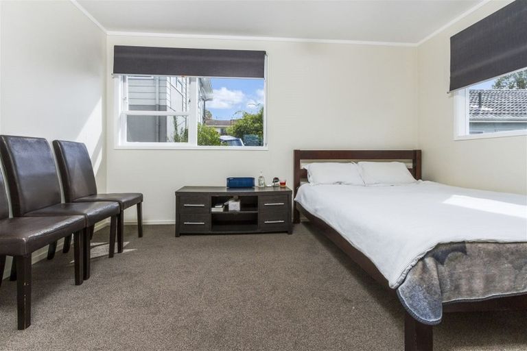 Photo of property in 2/253 Wairau Road, Totara Vale, Auckland, 0627