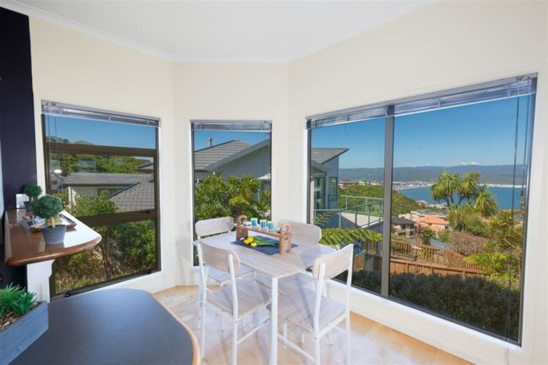 Photo of property in 42 Dress Circle, Newlands, Wellington, 6037