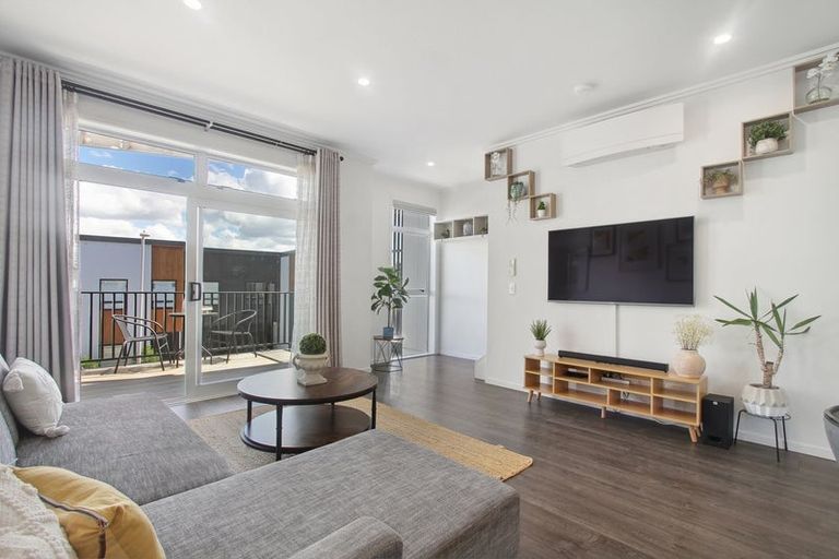 Photo of property in 27 Marine Parade, Hobsonville, Auckland, 0616