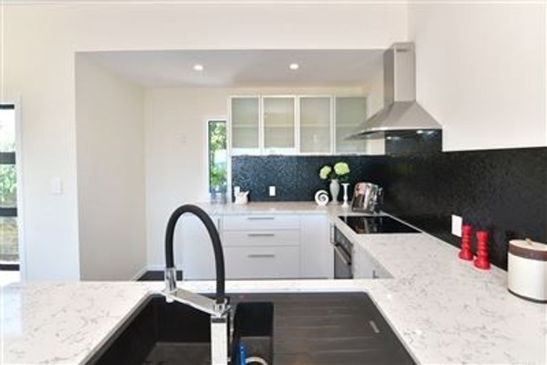 Photo of property in 1376 Whangaparaoa Road, Army Bay, Whangaparaoa, 0930