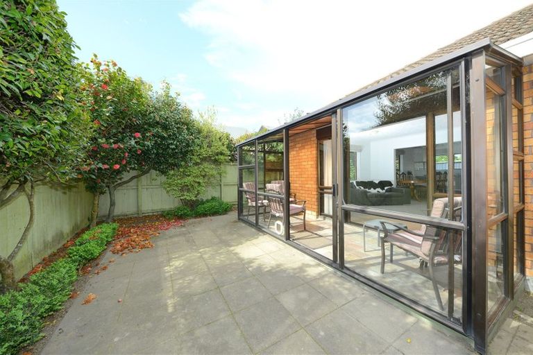 Photo of property in 2/11 Rubens Place, Burnside, Christchurch, 8053