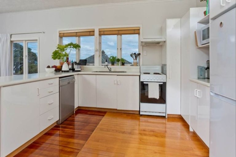 Photo of property in 1/160 East Coast Road, Forrest Hill, Auckland, 0620