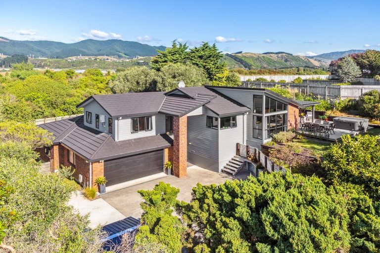 Photo of property in 41 Quadrant Heights, Paraparaumu, 5032