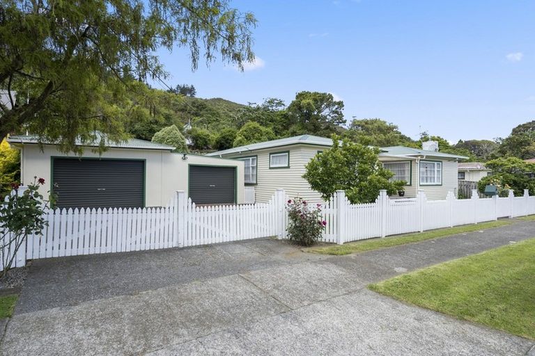 Photo of property in 33 Peel Place, Wainuiomata, Lower Hutt, 5014