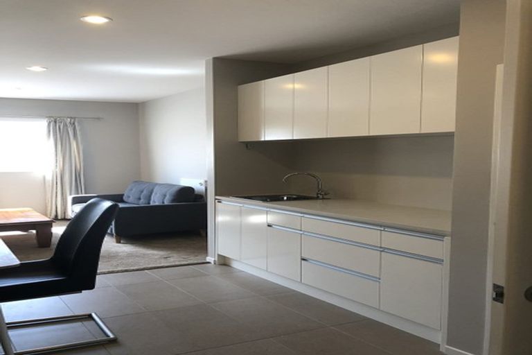 Photo of property in 16 Mural Place, Greenhithe, Auckland, 0632