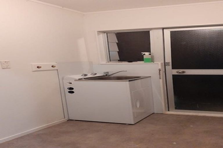 Photo of property in 2/28 Lilburn Crescent, Massey, Auckland, 0614