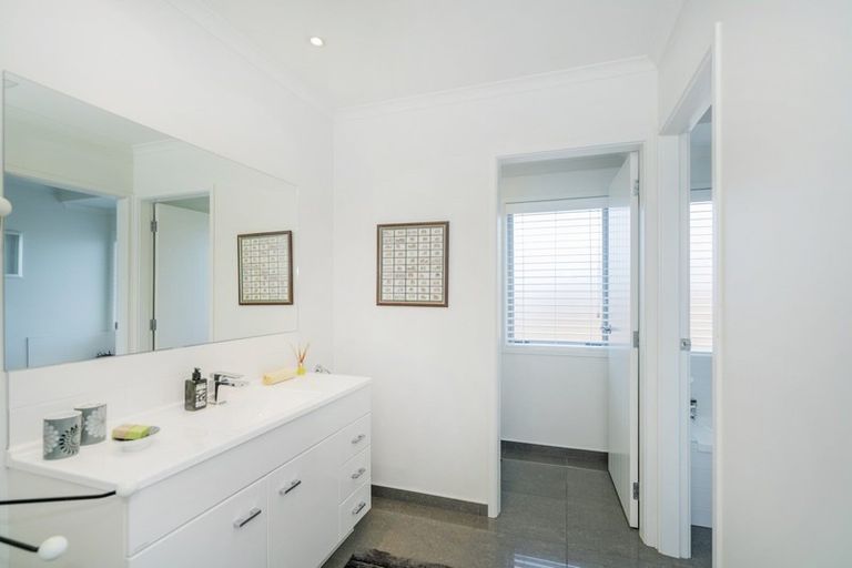 Photo of property in 10 Waitotara Way, Whitianga, 3510