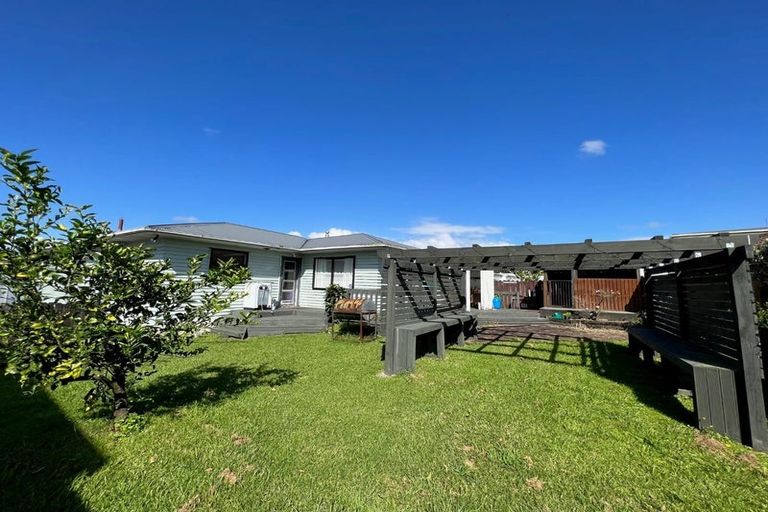 Photo of property in 94 Triangle Road, Massey, Auckland, 0614