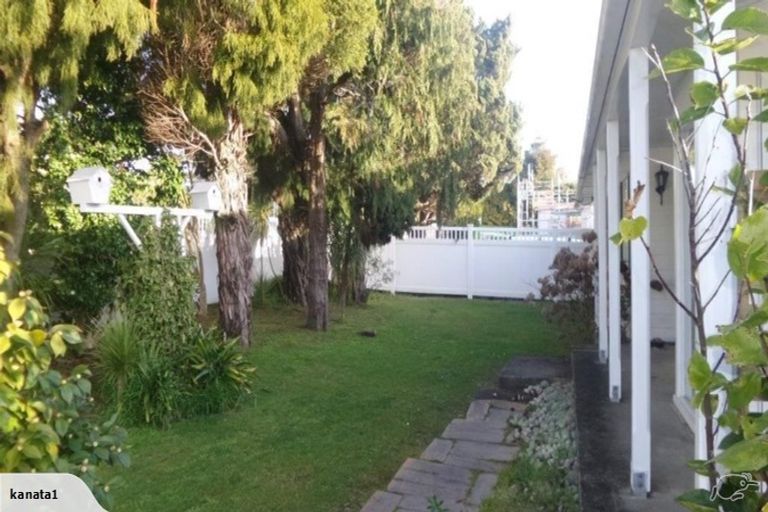 Photo of property in 1 Miltonia Avenue, Te Atatu South, Auckland, 0610