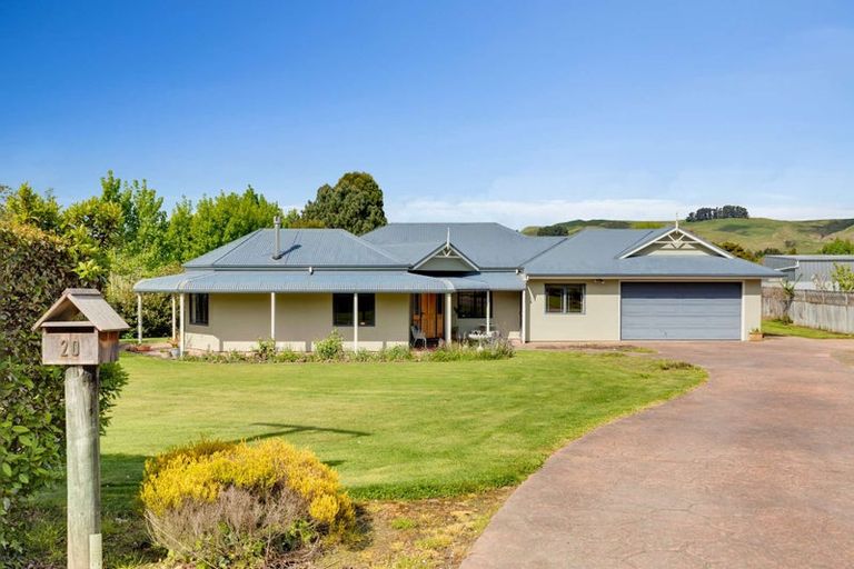 Photo of property in 20 Paraekaretu Street, Hunterville, 4730