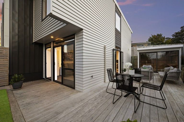 Photo of property in 13/15 Chivalry Road, Glenfield, Auckland, 0629