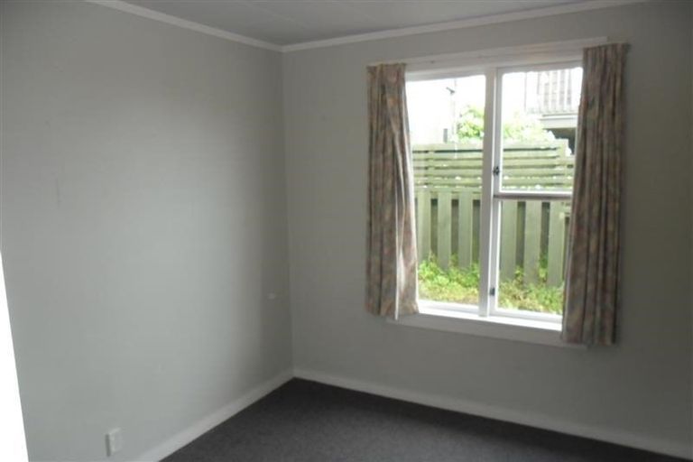 Photo of property in 10 Chapman Street, Newlands, Wellington, 6037