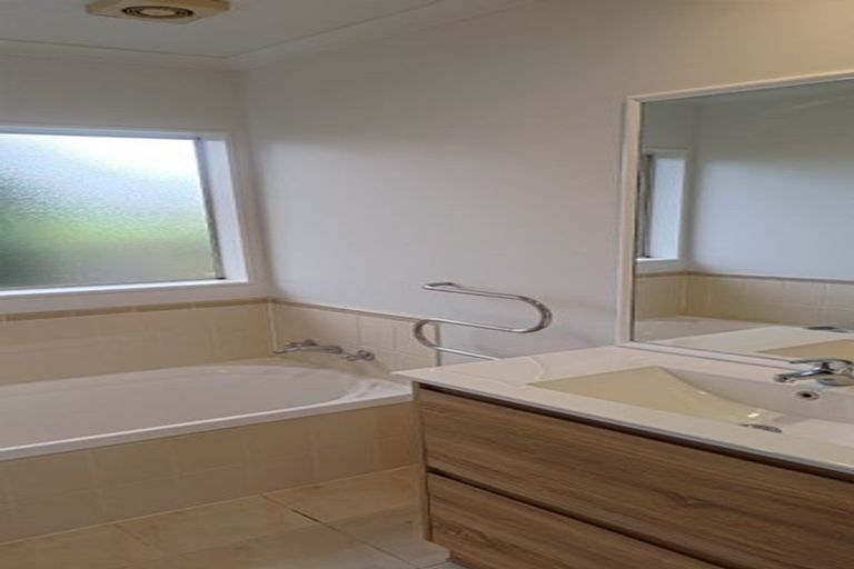 Photo of property in 8 Quartley Place, Huntington Park, Auckland, 2013