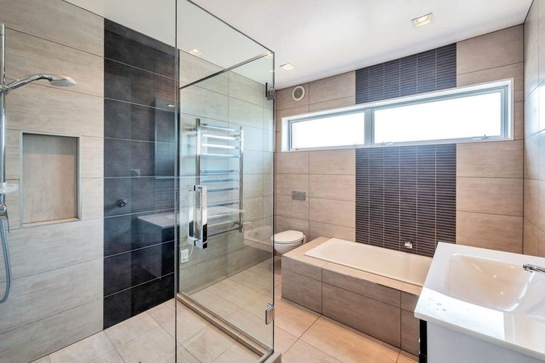 Photo of property in 2/36 Devon Road, Bucklands Beach, Auckland, 2012