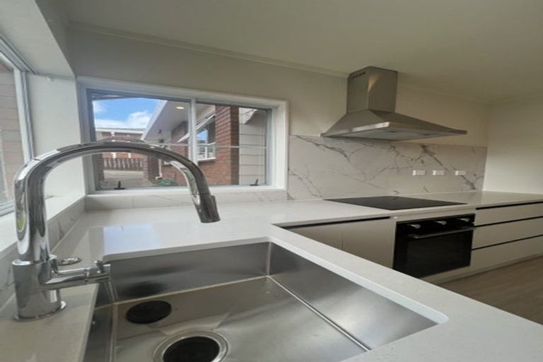 Photo of property in 2/71 Browns Bay Road, Browns Bay, Auckland, 0630