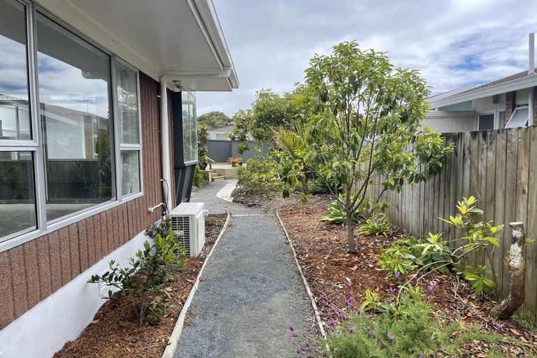 Photo of property in 24 Walton Street, Red Beach, 0932