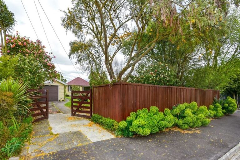Photo of property in 57 Searells Road, Strowan, Christchurch, 8052