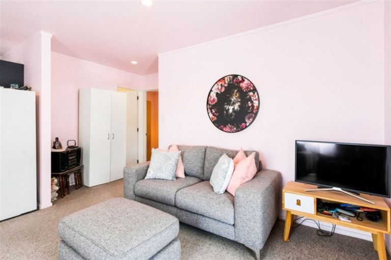 Photo of property in 106a Bruce Mclaren Road, Henderson, Auckland, 0612