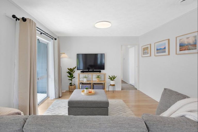 Photo of property in 2/134 Bradbury Road, Botany Downs, Auckland, 2010