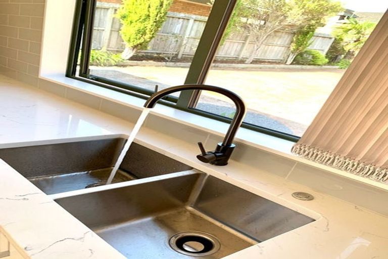 Photo of property in 11 San Ambrosio Rise, Henderson, Auckland, 0612