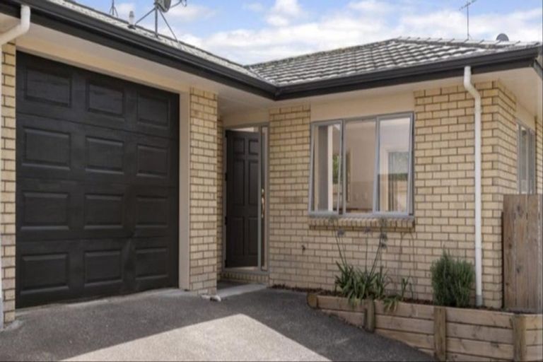 Photo of property in 3a Trelawn Place, Cockle Bay, Auckland, 2014