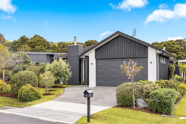Photo of property in 18 Awanui Crescent, Matakana, 0985