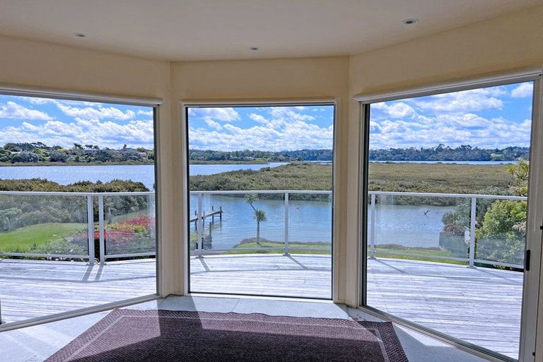 Photo of property in 10 The Terrace, Herald Island, Auckland, 0618