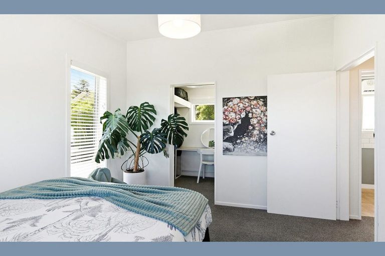 Photo of property in 12 Middlesex Place, Northland, Wellington, 6012