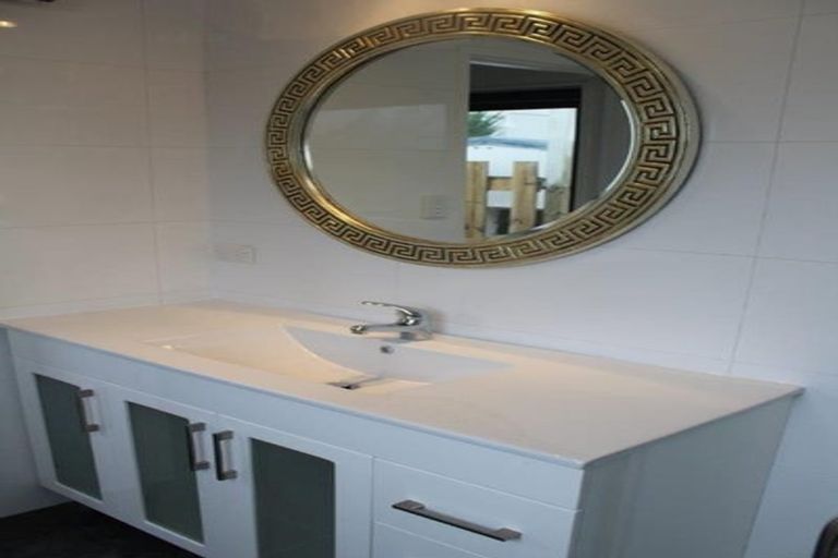 Photo of property in 2 Ware Place, Pakuranga Heights, Auckland, 2010