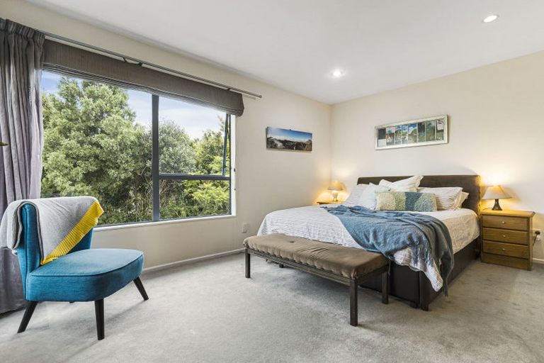 Photo of property in 10 St Lucia Place, Unsworth Heights, Auckland, 0632
