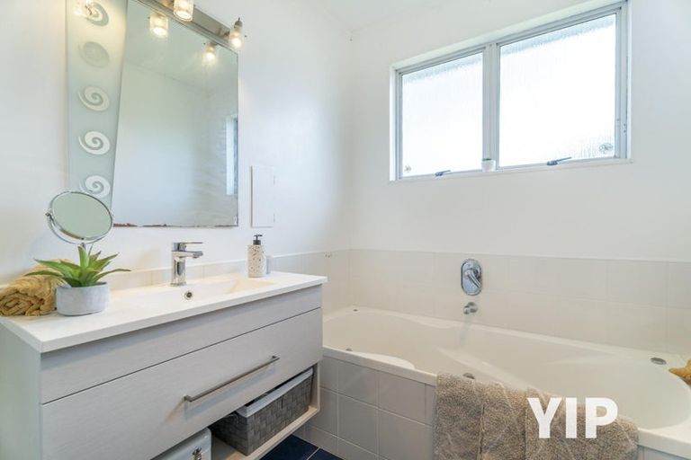 Photo of property in 12 Bloomsbury Grove, Newlands, Wellington, 6037