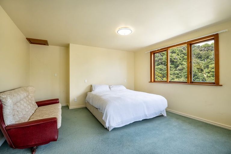 Photo of property in 5 Whiorau Grove, Lowry Bay, Lower Hutt, 5013