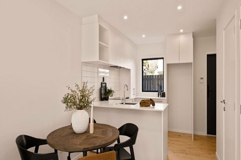 Photo of property in 7/721 Te Atatu Road, Te Atatu Peninsula, Auckland, 0610