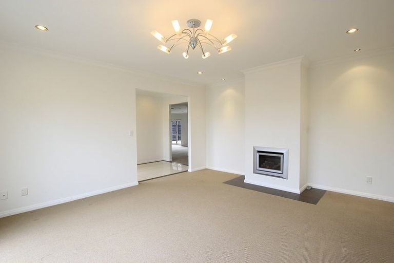Photo of property in 15 Newbury Place, Schnapper Rock, Auckland, 0632