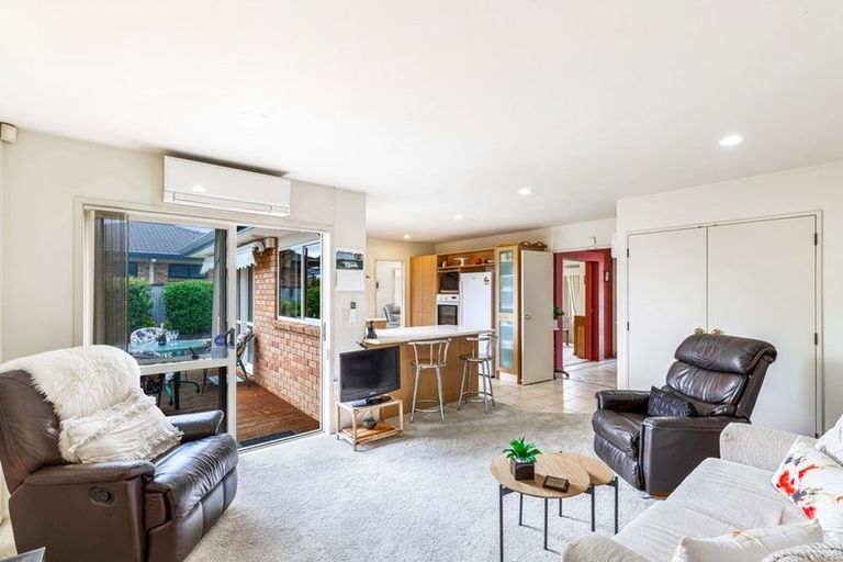 Photo of property in 8 Toledo Avenue, Henderson, Auckland, 0612