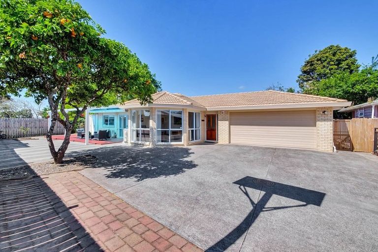 Photo of property in 1/4 Sturges Road, Henderson, Auckland, 0610