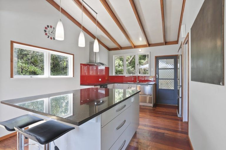 Photo of property in 39 Arapito Road, Titirangi, Auckland, 0604