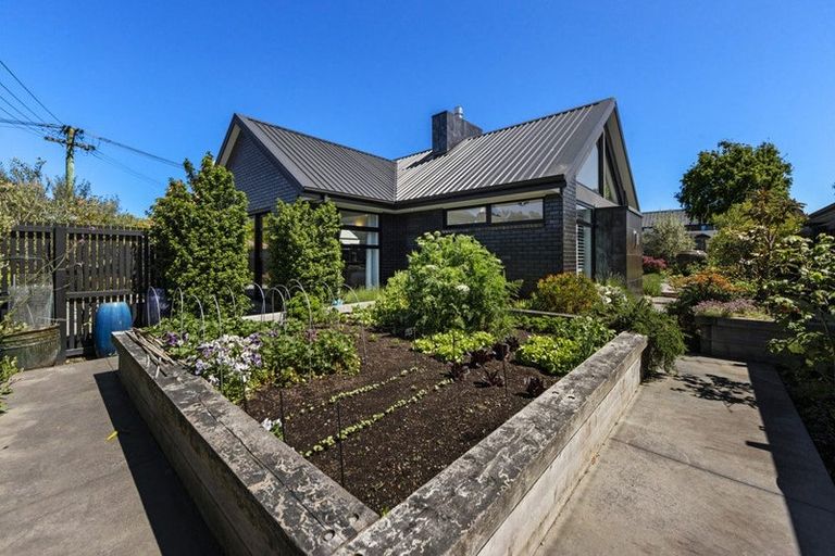 Photo of property in 17 Lees Road, Strowan, Christchurch, 8052