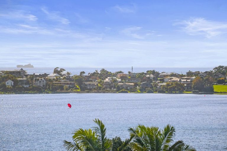 Photo of property in 37 Lake Pupuke Drive, Takapuna, Auckland, 0622
