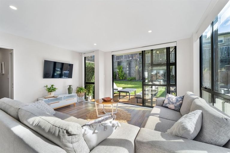 Photo of property in 16 Seafarer Crescent, Stanmore Bay, Whangaparaoa, 0932