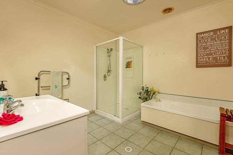Photo of property in 15 Woburn Place, Takaro, Palmerston North, 4412