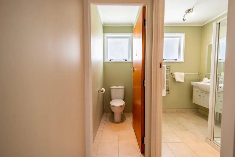 Photo of property in 18 Blakeborough Drive, Forrest Hill, Auckland, 0620