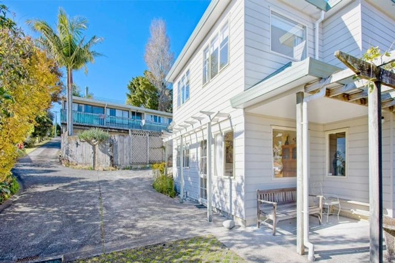 Photo of property in 2/30 Sunset Road, Unsworth Heights, Auckland, 0632