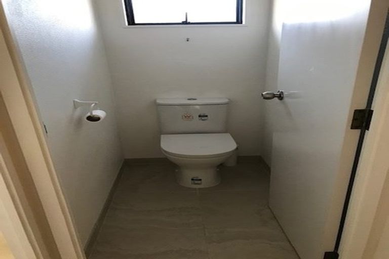 Photo of property in 1/732 East Coast Road, Pinehill, Auckland, 0632