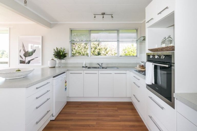 Photo of property in 25 Tauroa Road, Havelock North, 4130