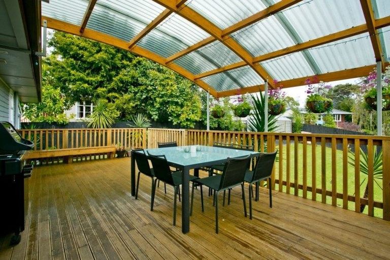 Photo of property in 10 Paragon Avenue, Beach Haven, Auckland, 0626