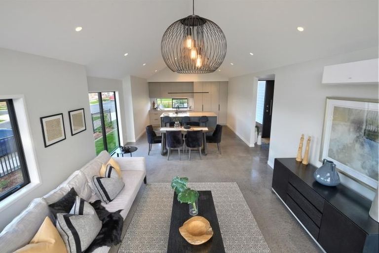 Photo of property in 38 Vinistra Road, Kumeu, 0810